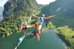 九游游戏中心下载-中国女篮精神感动球迷 比赛现场掌声雷动，中国女篮鼓励视频